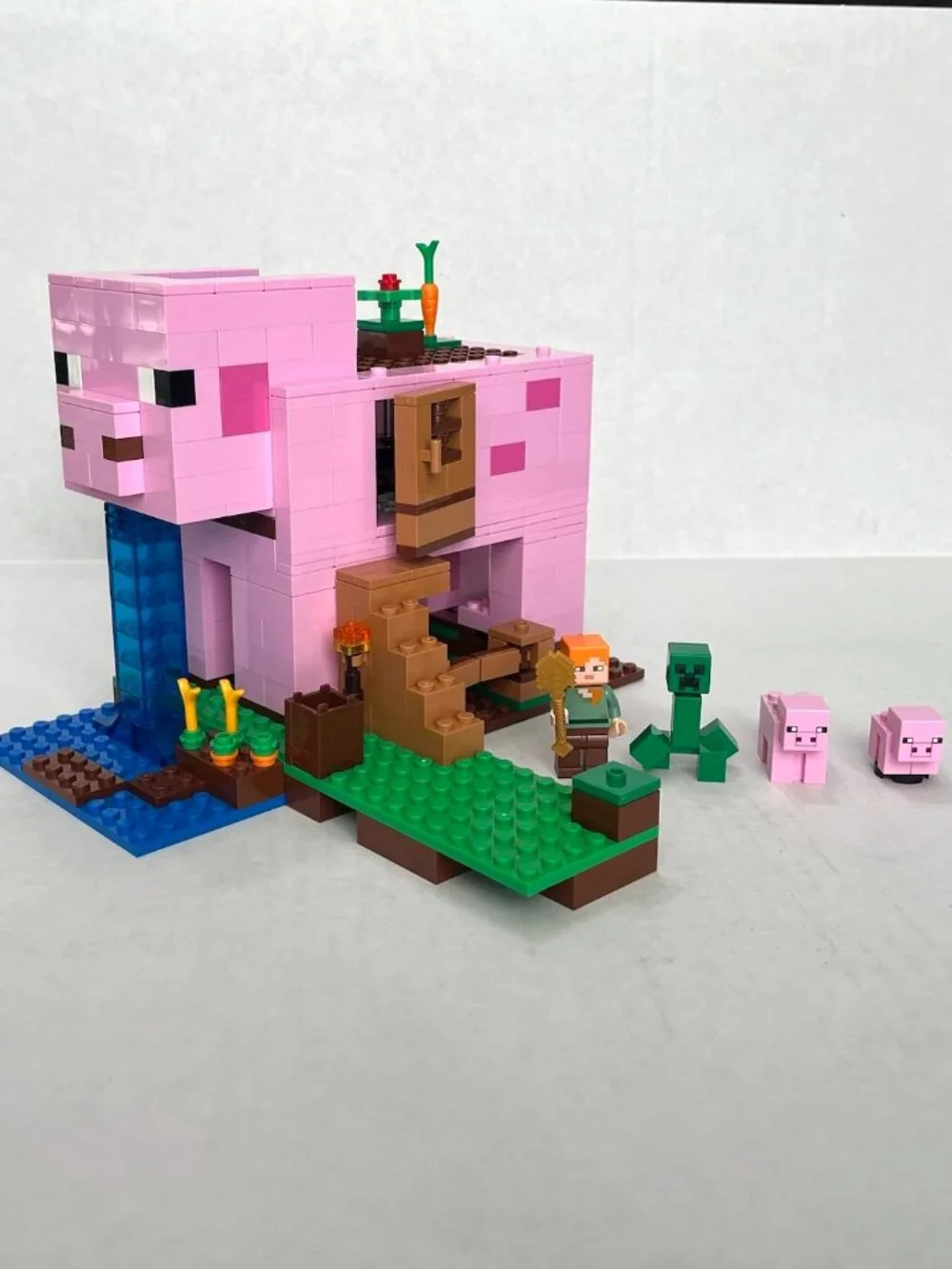 LEGO Minecraft The Pig House #21170 RETIRED